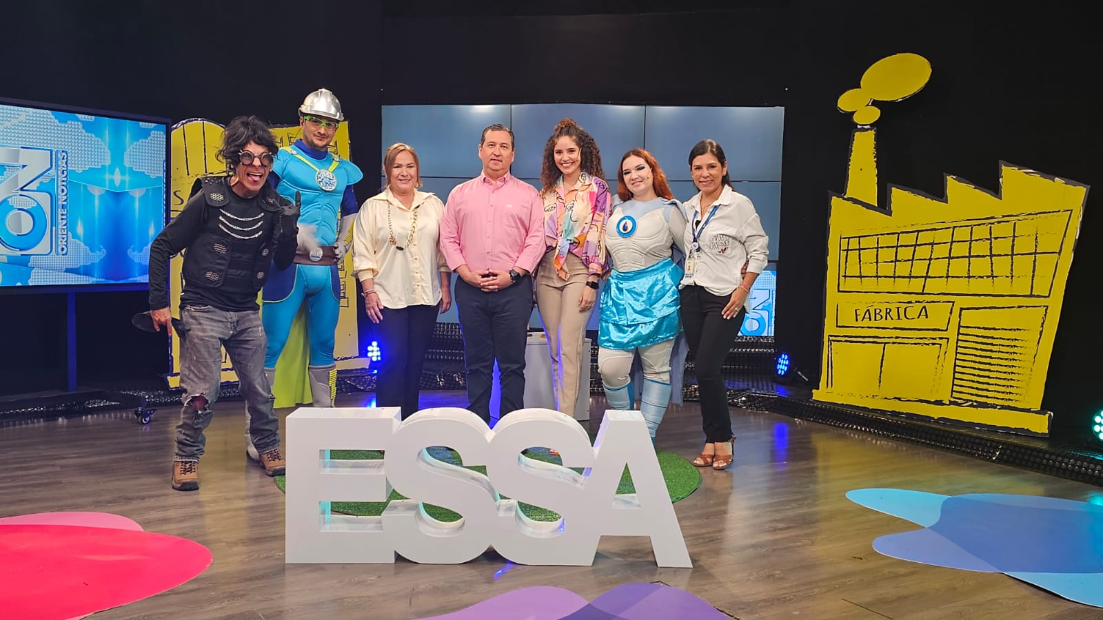 Gerente de ESSA con equipo del Canal TRO Gerente de ESSA con equipo del Canal TRO